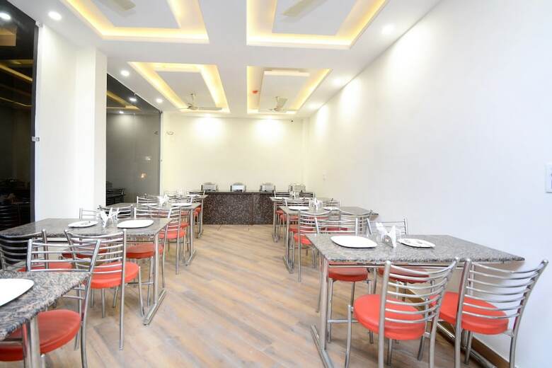 Oyo 27061 Hotel Magnum