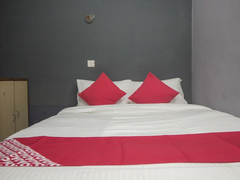 Oyo 16041 Hotel Golden Moments
