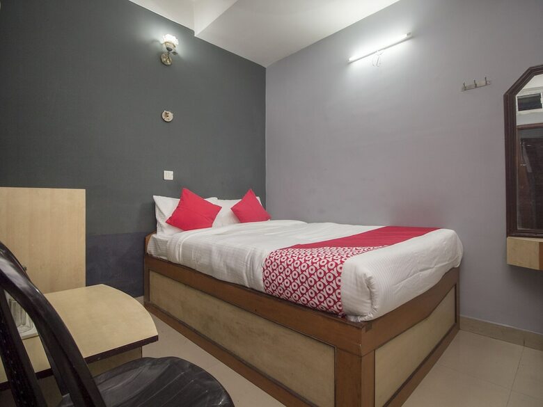 Oyo 16041 Hotel Golden Moments