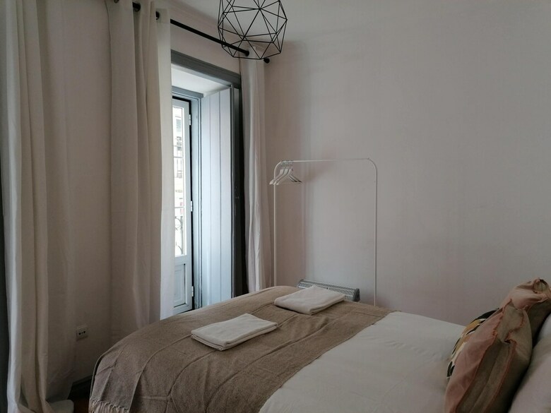 Stunning Apartment With Yard In Alfama
