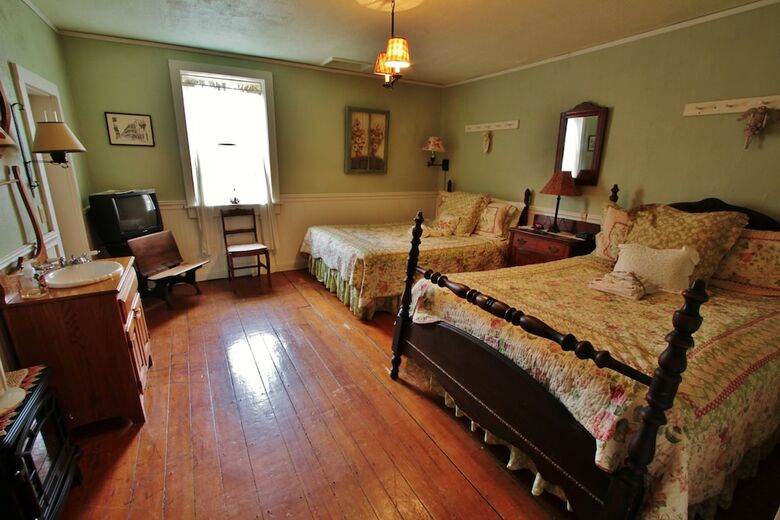 The Pines Of Dresden Bed And Breakfast