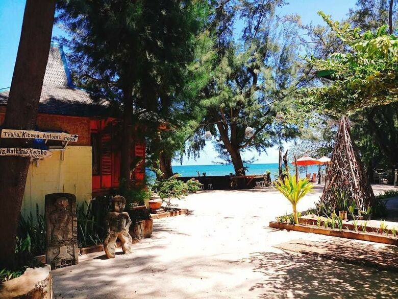 Bed & Breakfast Cemara Beach Resort