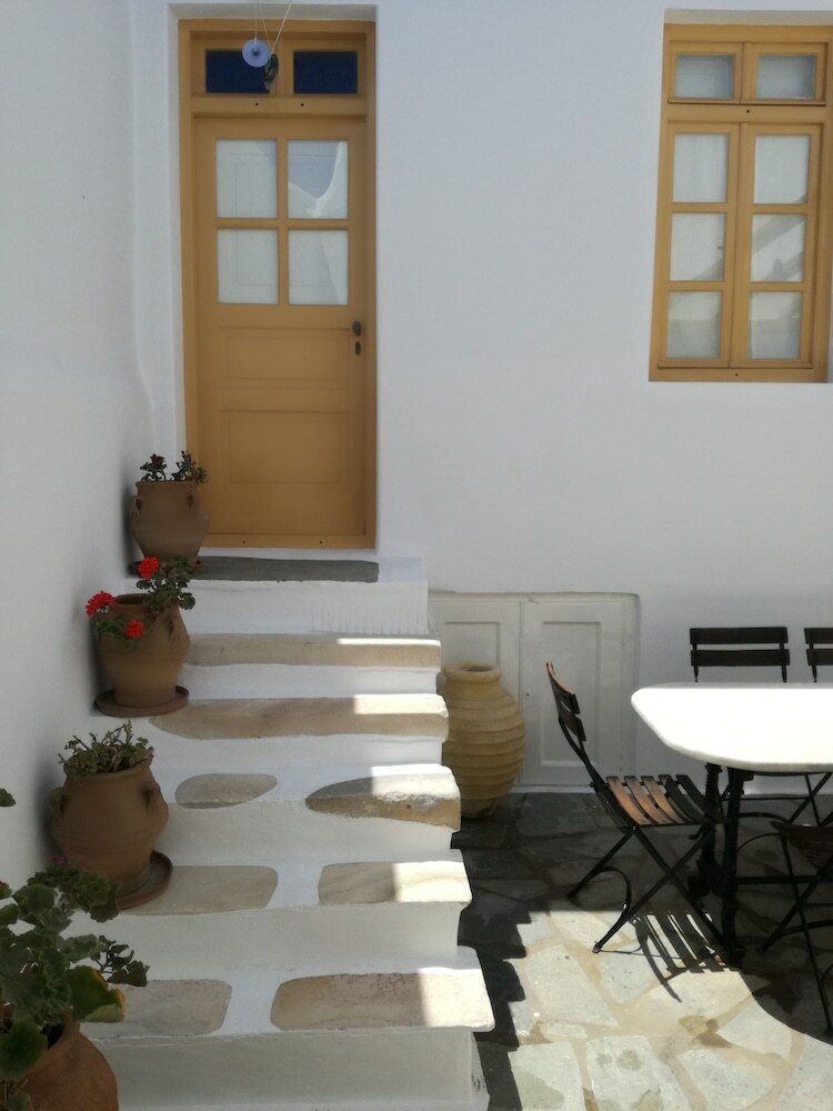 Villa Erato Traditional Town House