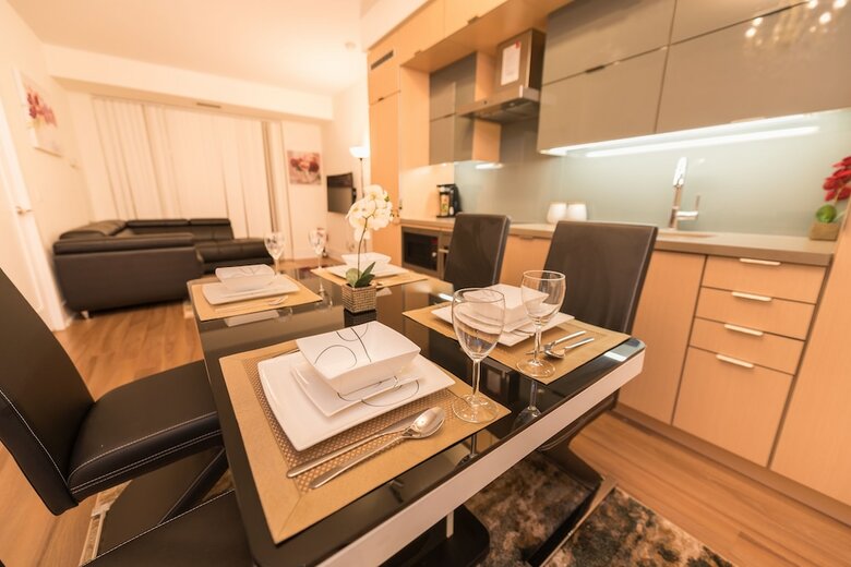 Toronto Rooms And Suites (300 Front St)