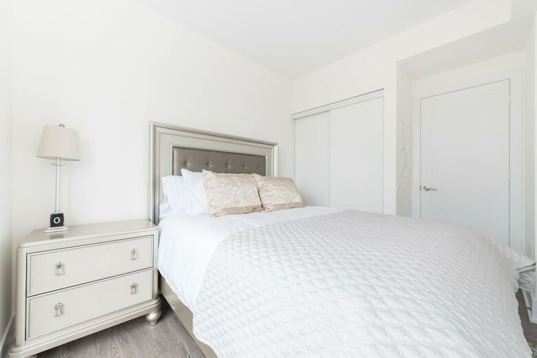 Toronto Rooms And Suites (300 Front St)
