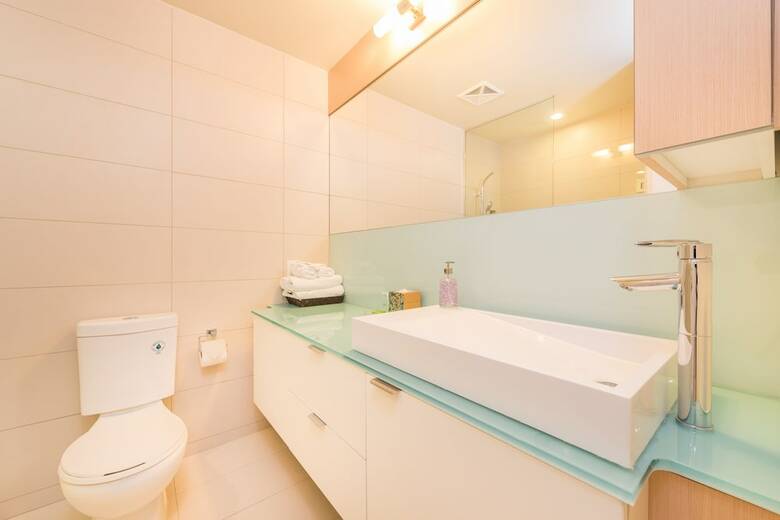 Toronto Rooms And Suites (300 Front St)