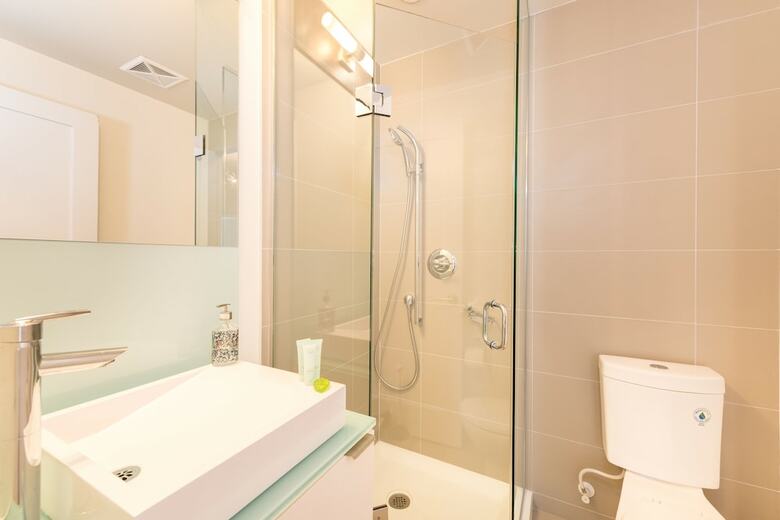 Toronto Rooms And Suites (300 Front St)