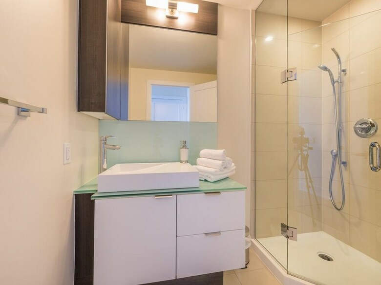 Toronto Rooms And Suites (300 Front St)