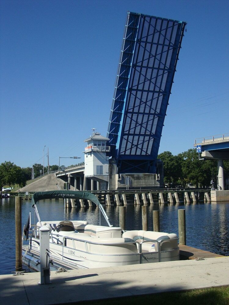 Hotel Astor Bridge Marina & Motel
