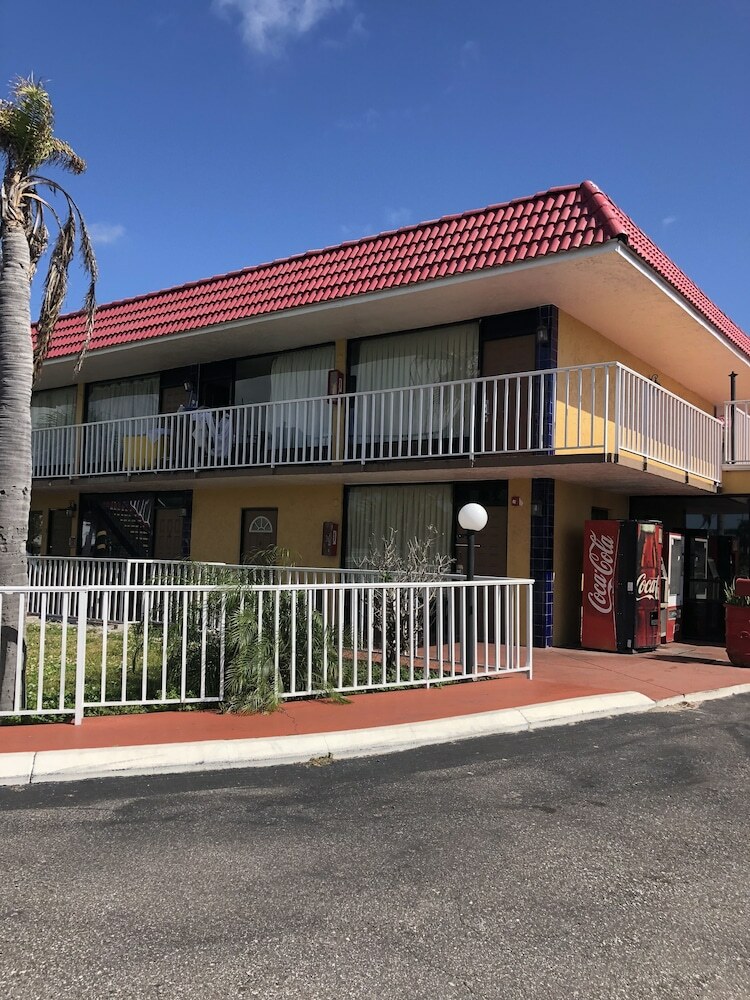 Hotel Express Inn And Suites