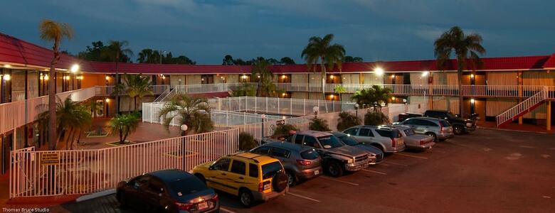 Hotel Express Inn And Suites