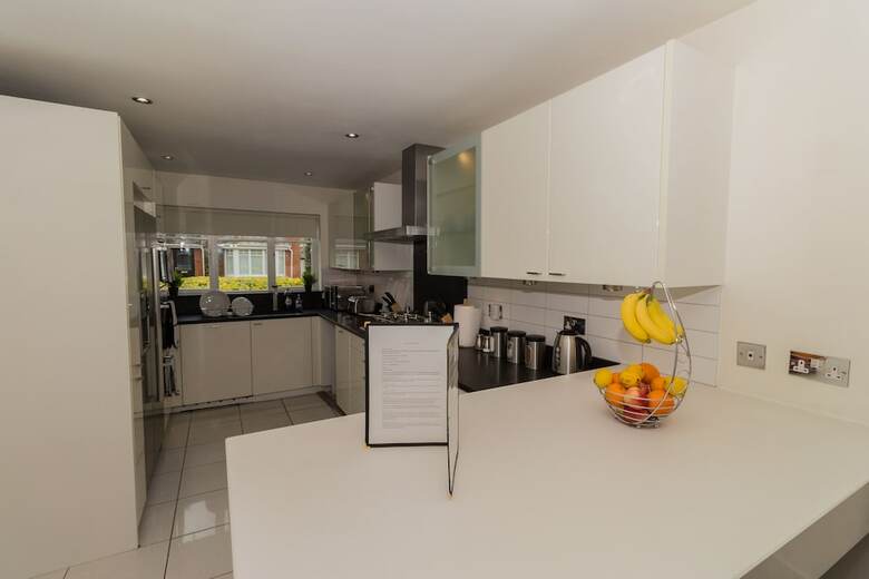 Luxury 5 Bed House In Windsor