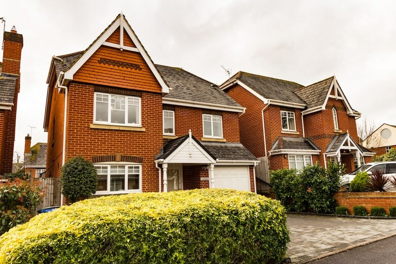 Luxury 5 Bed House In Windsor