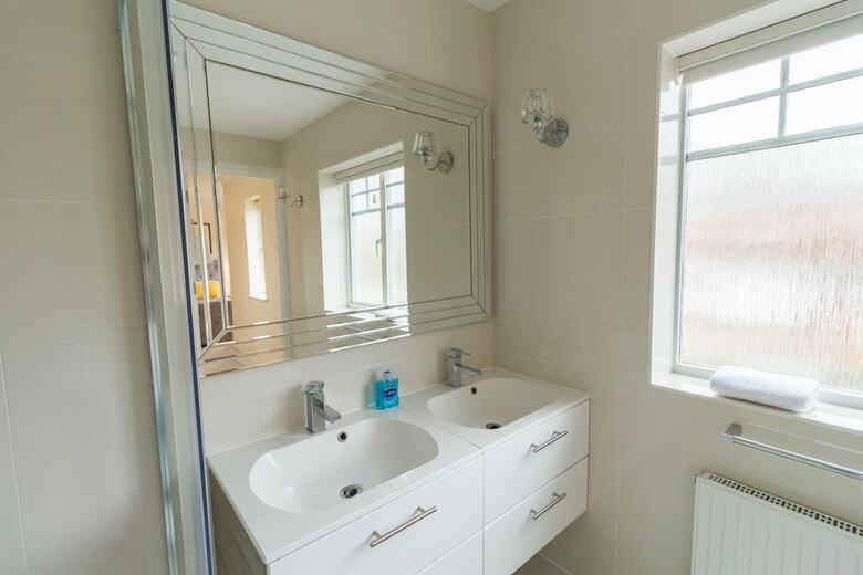 Luxury 5 Bed House In Windsor