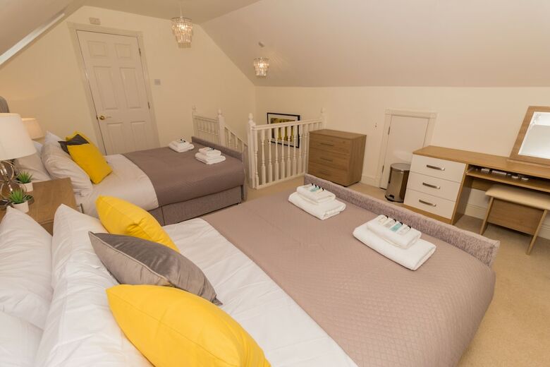 Luxury 5 Bed House In Windsor