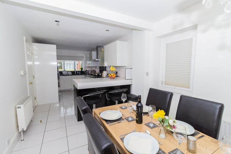 Luxury 5 Bed House In Windsor