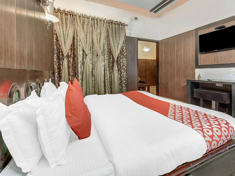 Oyo 27999 Hotel Deep