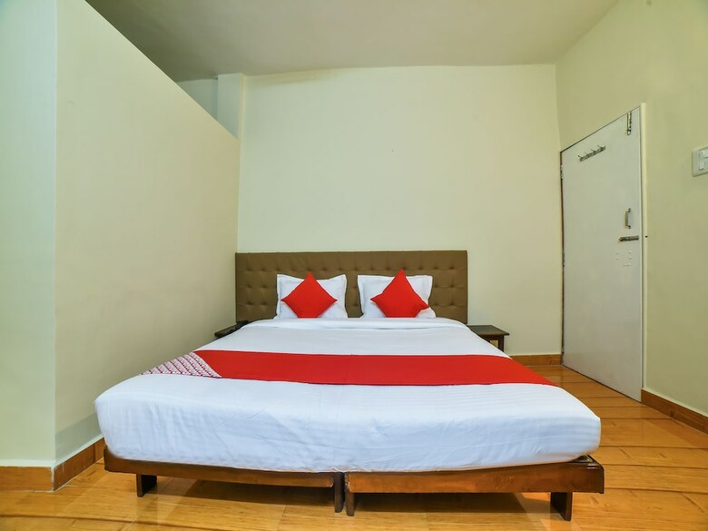 Oyo 28139 Hotel Empire