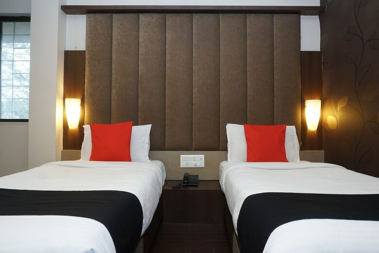 Capital O 28762 Skylark Business Hotel