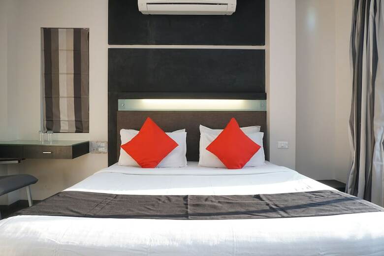 Capital O 28762 Skylark Business Hotel