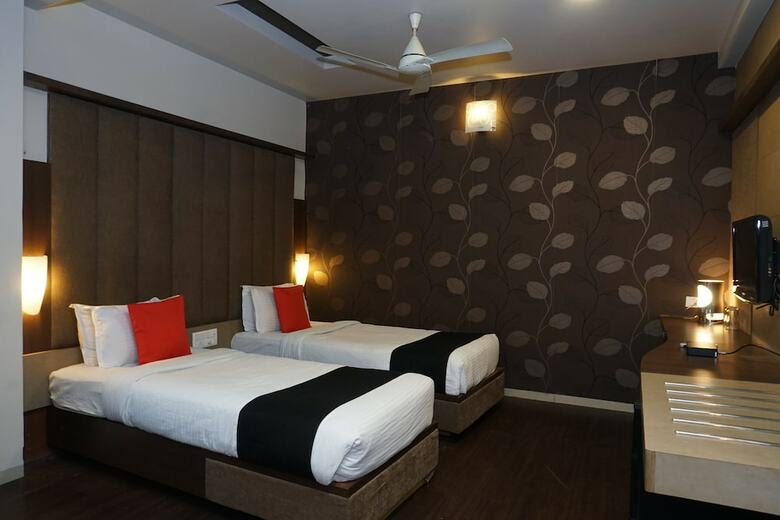 Capital O 28762 Skylark Business Hotel