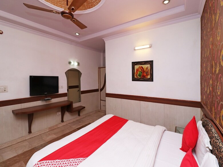 Oyo 29051 Hotel Solitaire & Restaurant