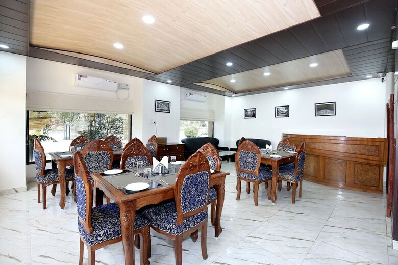 Oyo 12767 Hotel Grand Chinar