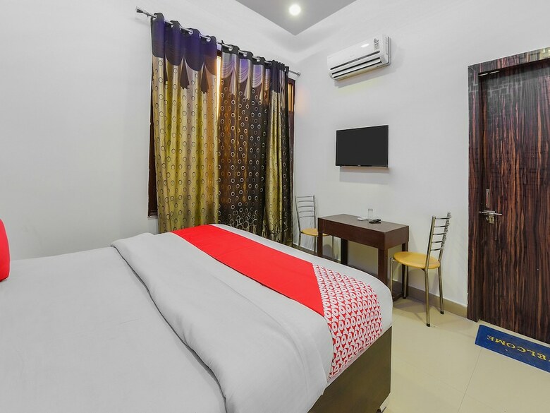 Oyo 23599 Hotel Superstar