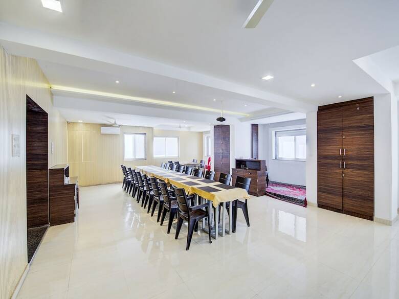 Oyo 28164 Hotel Shubham Inn