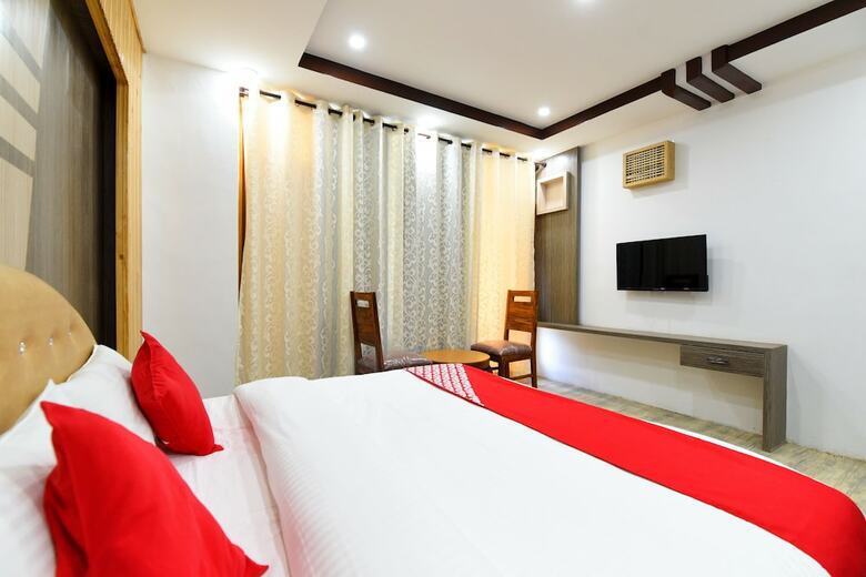 Oyo 14177 Hotel Hhh
