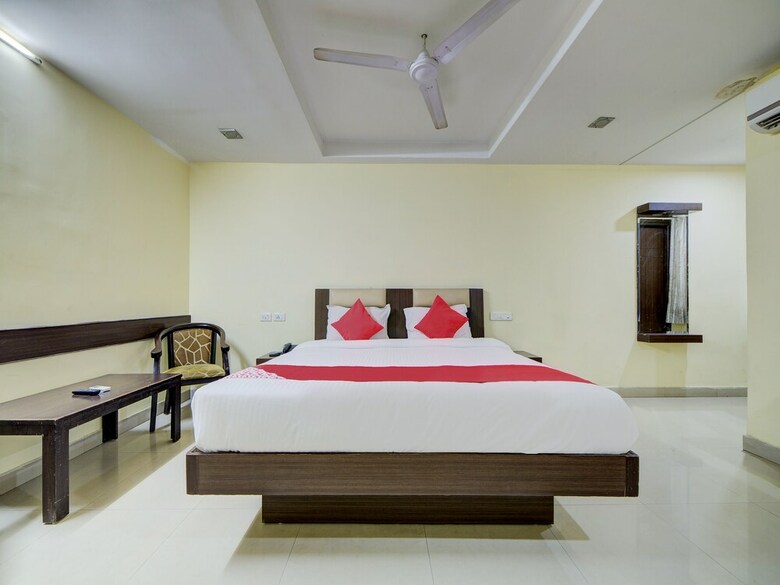 Hotel Oyo 28033 Pradha Grand