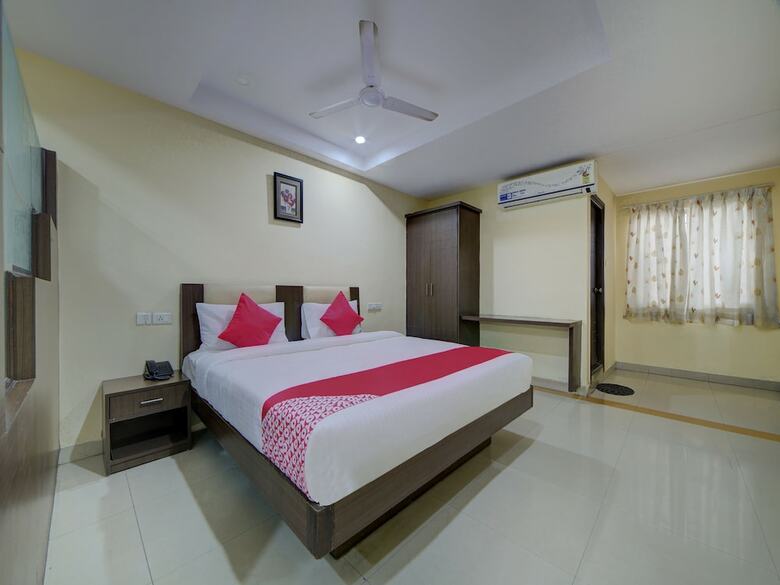 Hotel Oyo 28033 Pradha Grand