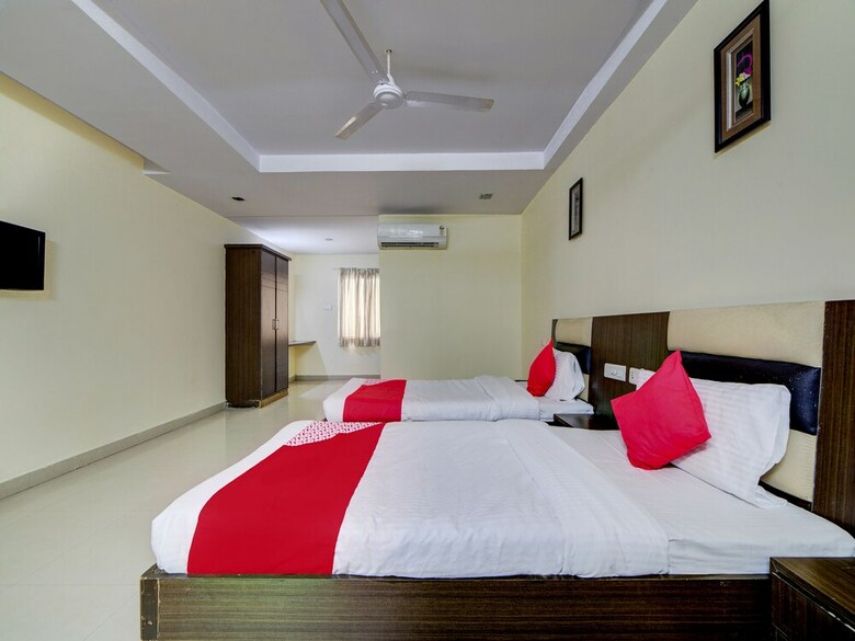 Hotel Oyo 28033 Pradha Grand