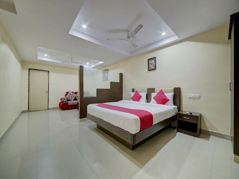 Hotel Oyo 28033 Pradha Grand