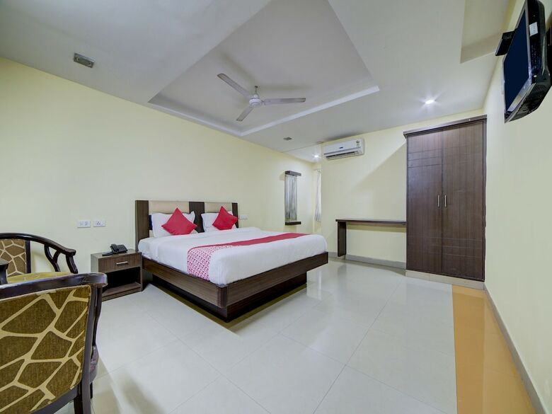 Hotel Oyo 28033 Pradha Grand