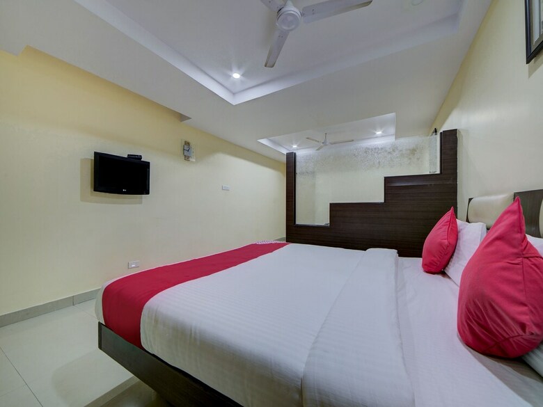 Hotel Oyo 28033 Pradha Grand