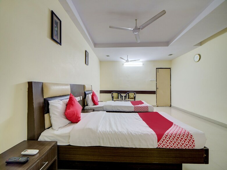 Hotel Oyo 28033 Pradha Grand