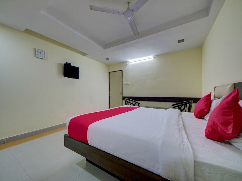 Hotel Oyo 28033 Pradha Grand