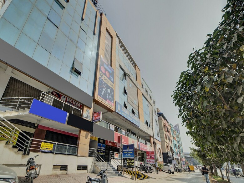 Hotel Oyo 28033 Pradha Grand