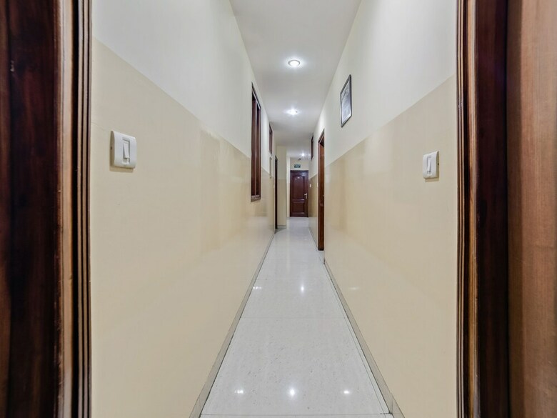 Hotel Oyo 24437 Oxford Deluxe