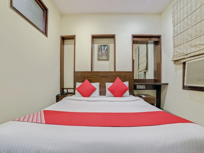 Hotel Oyo 24437 Oxford Deluxe