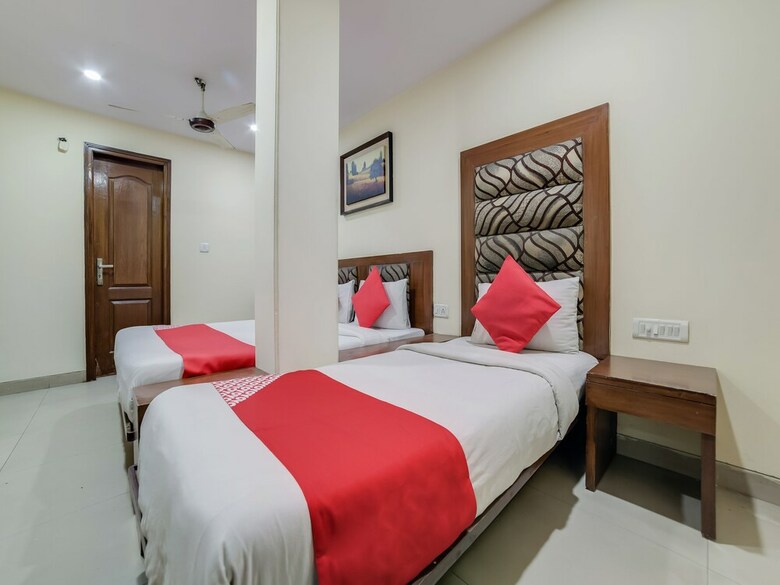 Hotel Oyo 24437 Oxford Deluxe