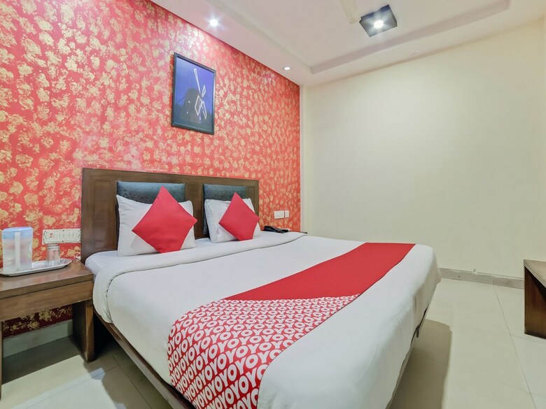 Hotel Oyo 24437 Oxford Deluxe