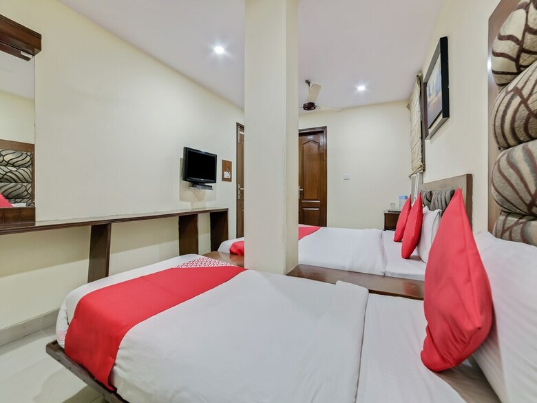 Hotel Oyo 24437 Oxford Deluxe