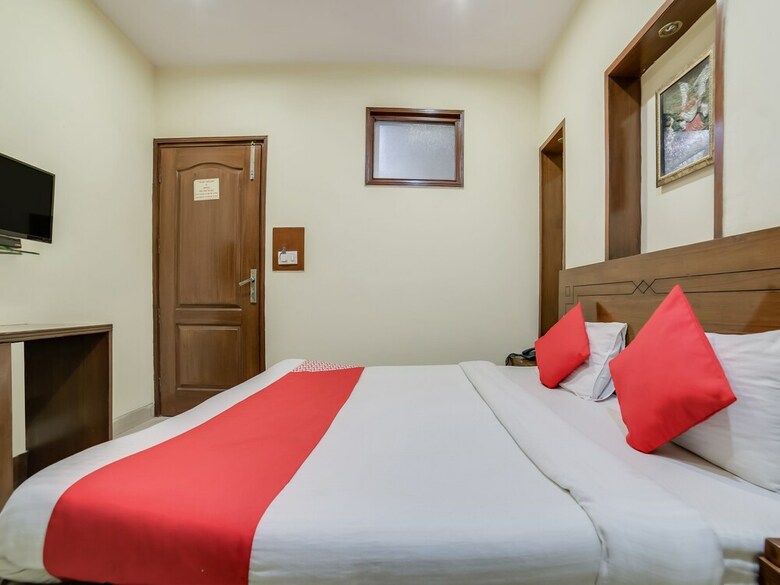 Hotel Oyo 24437 Oxford Deluxe