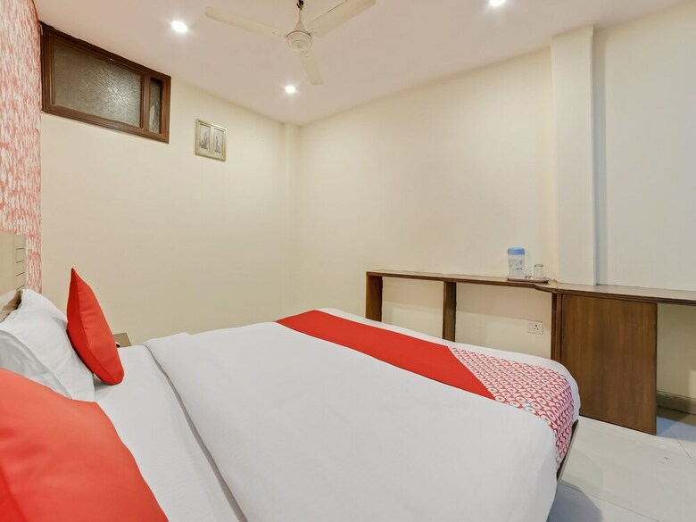 Hotel Oyo 24437 Oxford Deluxe