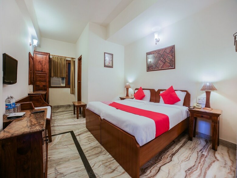 Oyo 27041 Hotel Luna Rosa