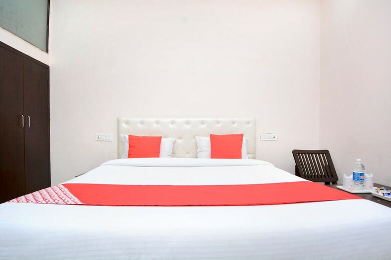 Oyo 28282 Hotel J J Crown
