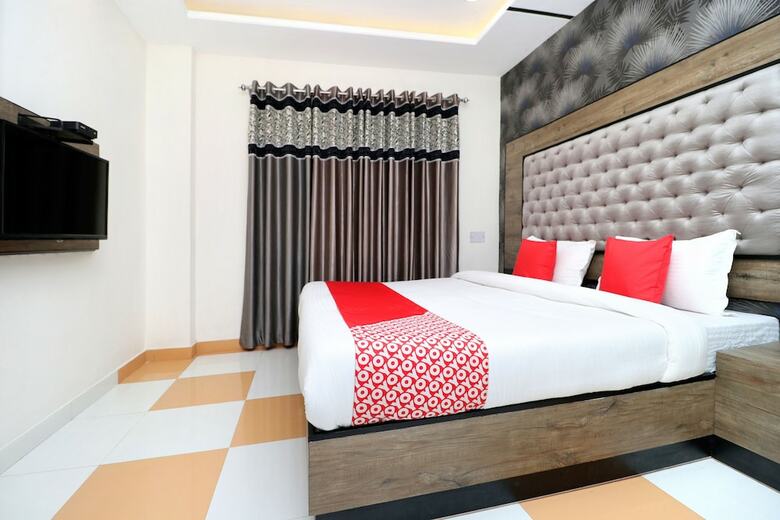 Oyo 27972 Hotel Pakeeza