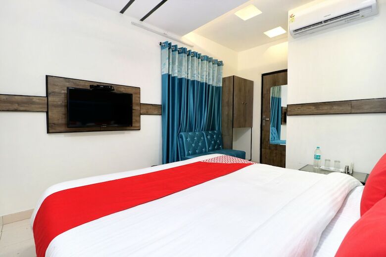 Oyo 27972 Hotel Pakeeza